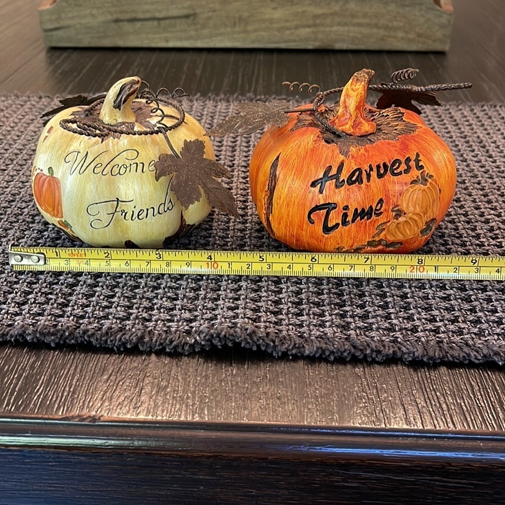 Pair of wooden pumpkins - Picture 4 of 5